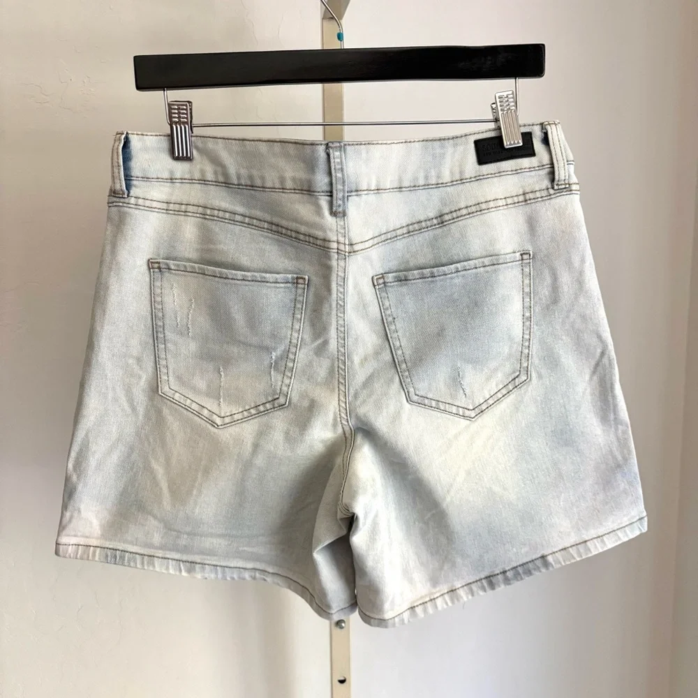 Soundstyle Relaxed Fit Light Wash Distressed Denim Shorts, Size 10